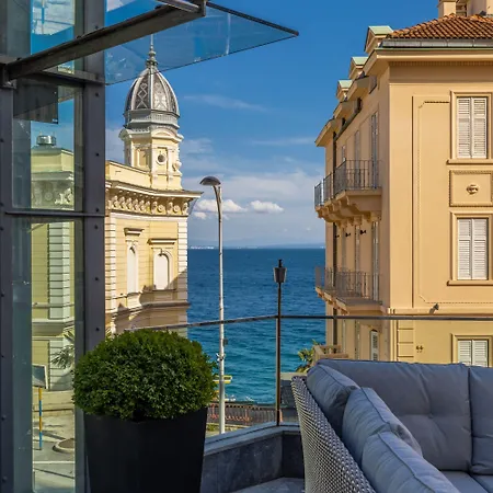 Astoria Опатія